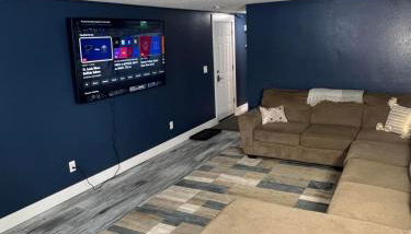 Entire level just off Interstate, free breakfast - Foto 2