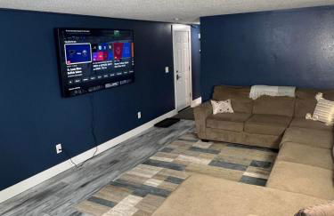 Entire level just off Interstate, free breakfast - Foto 2