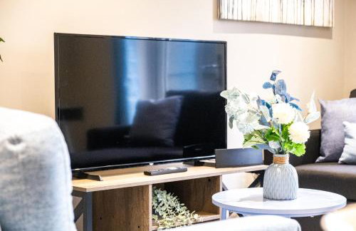 MK 2-Bedroom Contractor's Gem, 5 beds, sleeps 6, free parking - Foto 60