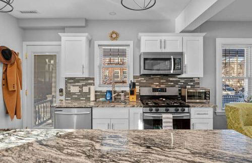 3BR/2.5 BA Townhouse |Downtown Salem w/Parking - Foto 17