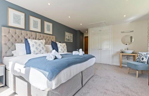 Stunning Countryside Home in Surrey by 53 Degrees Property, Ideal for Family Getaways, Private Tennis Court! - Foto 37