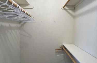 Family Fun! Sleeps 8, King Bed, 2 Queens, and Sofa Bed, Games - in Rogers - Foto 17