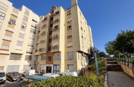 Enjoy Lisbon Cascais Sintra 1200 metres to metro blue line Sintra Rail line Free Parking - Foto 42