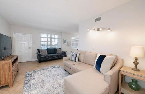 NEW Beach Condo 5 min walk to the Beach Sleeps 9 - Foto 9