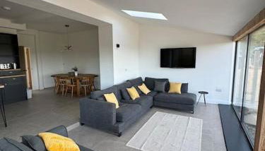 The Hayloft, Modern 4 Bed, 8 person, Barn Conversion in a Rural Location with Great Access & Hot Tub - Foto 4