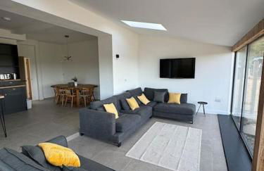The Hayloft, Modern 4 Bed, 8 person, Barn Conversion in a Rural Location with Great Access & Hot Tub - Foto 4