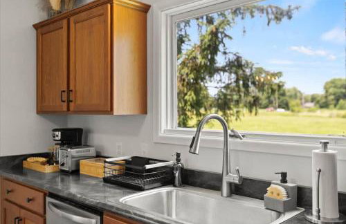 Hudson Restored Farmhouse with Fire Pit - Foto 8