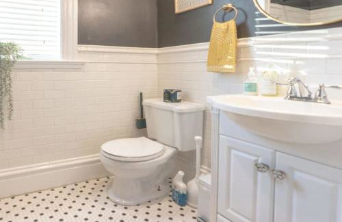 2BR with Workspaces & Deck ABODEbucks - Foto 21