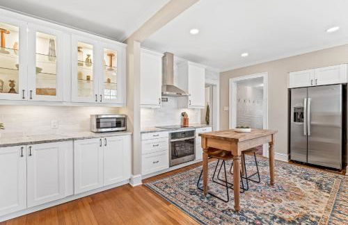 Luxurious Retreat in Historic Downtown Burlington Downstairs Only - Foto 28