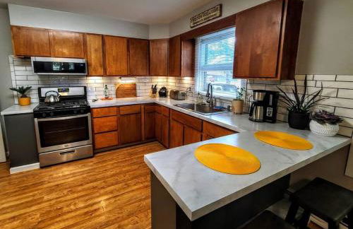 Ultra Comfy, Spotless & Spacious, Private Home in Boyne, Dogs Ok, Walk to Town - Foto 2