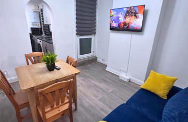 House for 8 in Gillingham close to train station with free parking - Foto 1