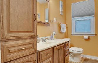 Super Cute & Cool Home with 65Inch TV 2Baths 4 Bedrooms 2King Beds BBQ Grill Fenced Backyard - Foto 18