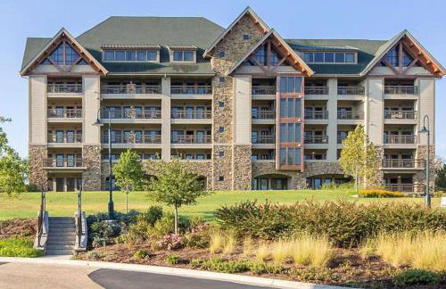 Relax surrounded by nature in this 1BD resort condo with resort amenities - Foto 14