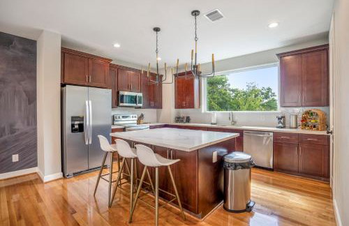 Spacious 3 Bed House near MD Anderson with Free Parking & Wi-Fi - Photo 3