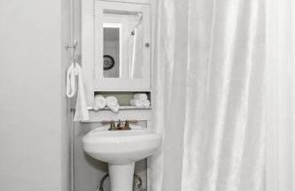 Historic Manor with 8 BDRMS 9 BATHS & 3 Kitchens - Foto 28