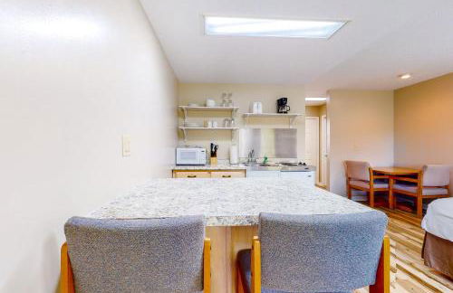 Serene Studio W Patio Near Lake Dog Friendly Gym - Foto 13