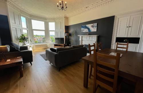 A Spacious Flat with Character - Private Car Space - Foto 9