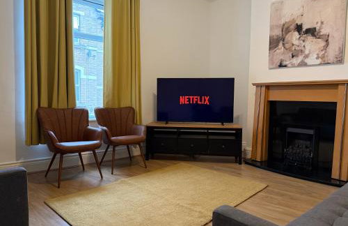 Central 3BR Home - Huddersfield Serviced Accomodation - Walk to Station & Town - Business Travellers - Families - Students - Photo 1