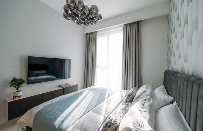 Elegant Stay: Balcony & Stunning Dubai Creek Views - Photo 3