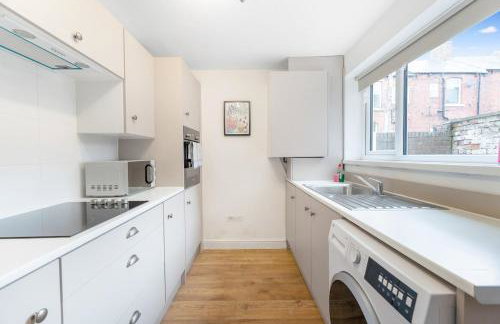 4BR House By Astra Residences Short Lets & Serviced Accommodation Stanley With Free Parking & Instant Booking - Foto 30