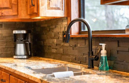 Remodeled Lakefront Cabin, shuffleboard, Starlink - Foto 35