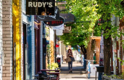 The Bohemian Spirit - Live Music, Eateries & Bars - Foto 31