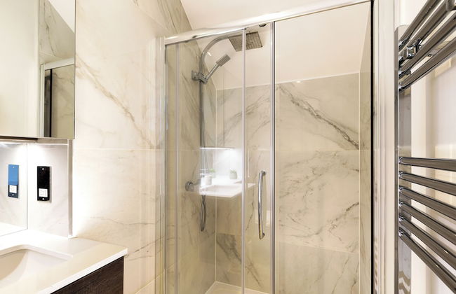 Elegant 2 Bed Flat with Balcony in Finchley - Foto 16