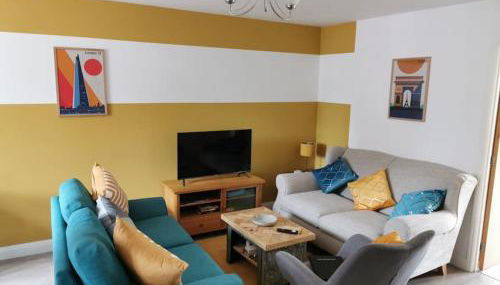 Modern Roomy 3 BR Home Pershore - Foto 1