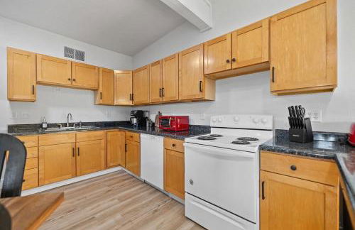 Fireside Haven - Hot Tub & Downtown Walkable - Foto 12