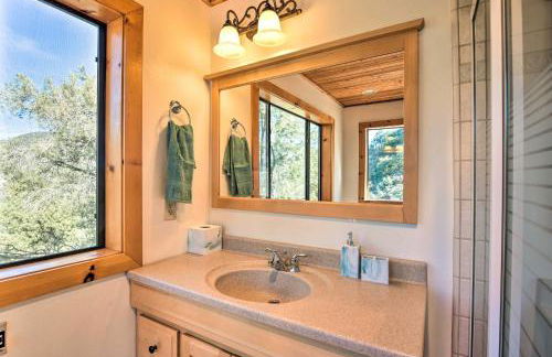 Luxe Escape with Decks, Mtn Views, Game Room! - Foto 14