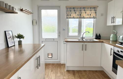 Hot Tub With A View - Christchurch Harbour - Photo 9