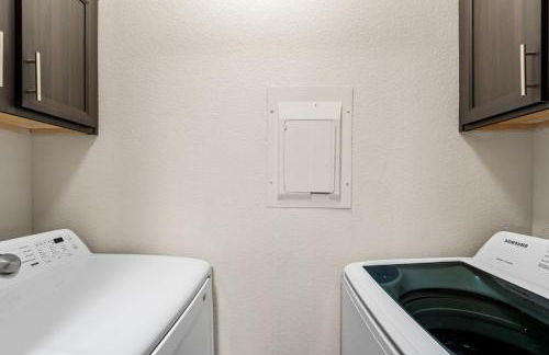 Upscale City Apartment with Pool , Fitness Center - Foto 16