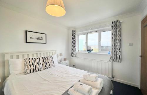 4 Bed Retreat with Balcony & Estuary views - Photo 45