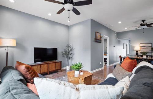 Hot Tub N64 Mins to Downtown Sleeps 8 - Foto 10