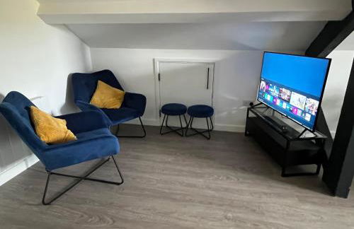 Loft studio apartment, BL, Town Centre, Secure gated parking option, Modern, fresh and spacious living, Netflix ready TV, Wifi - Photo 4