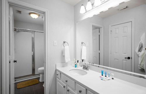 Upscale 4BR Cypress Home w Pool, Hot Tub, Theater, Sleeps 20 - Foto 41