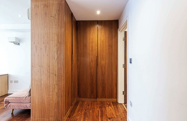 Modern Haven With Terrace View & Urban Charm - Foto 9