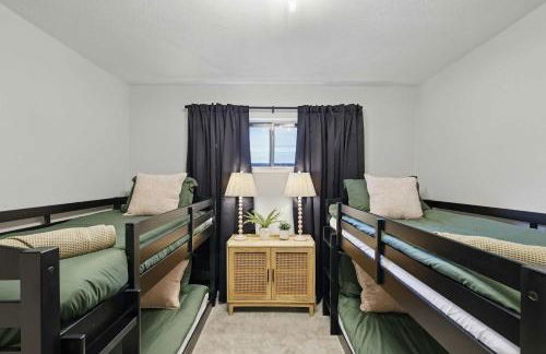 Spacious 5BR Getaway with Pool - Foto 46