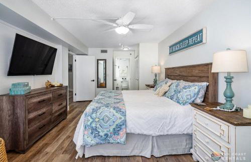 Ocean View Balcony just STEPS to the Beach with Pool, Parking and Wi-Fi! - Foto 11