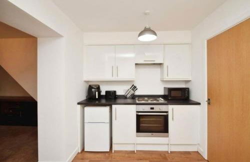 Lovely 2 bedroom flat in town centre by train station - Foto 6