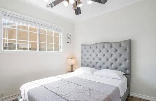 Charming Villa with Backyard Oasis Close to Beach - Foto 16