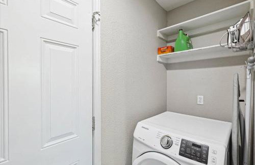 Peaceful and Relaxing Getaway w Beautiful Pool - Photo 27