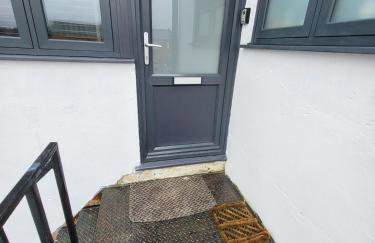 Town Centre Modern 1 Bedroom self-contained Apartment - Photo 29