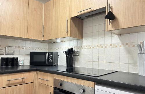 2BR 2BA Flat - King Beds - Free Parking - Near LGW Airport - Foto 8