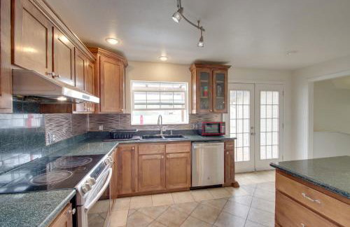 Crescent City Home with Hot Tub Half-Block to Beach - Foto 8