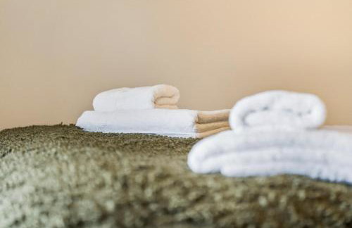 #111 New Farm with hot tub and Sauna - Sleeps 18 - Near Elmore Park - " Perfect for Contractors and Families - Parking space for 10 cars" - Foto 58