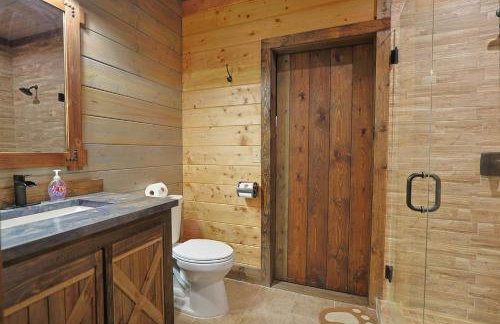 2BR Fishing Cabin w Fire Pit, Hot Tub, EV Charger - Foto 29