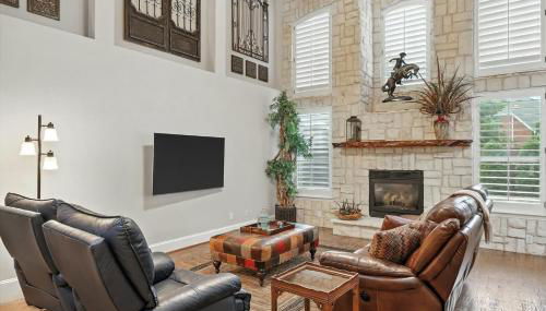 Lewisville Luxe Pool Getaway - Patio BBQ TV Room - Foto 2