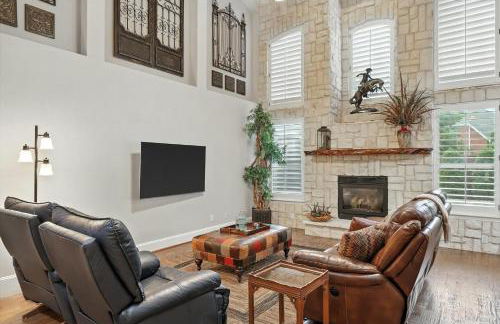Lewisville Luxe Pool Getaway - Patio BBQ TV Room - Foto 2