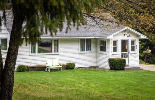 Cedar Creek Cottage Close to Downtown Traverse City Beaches and the TART Trail - Foto 39